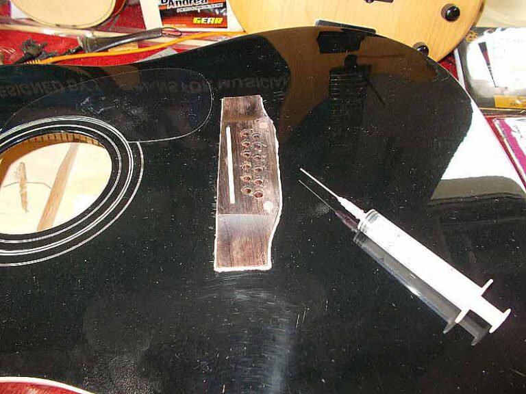 Zwölfsaitige Gitarre Steg erneuern (Nachkleben)