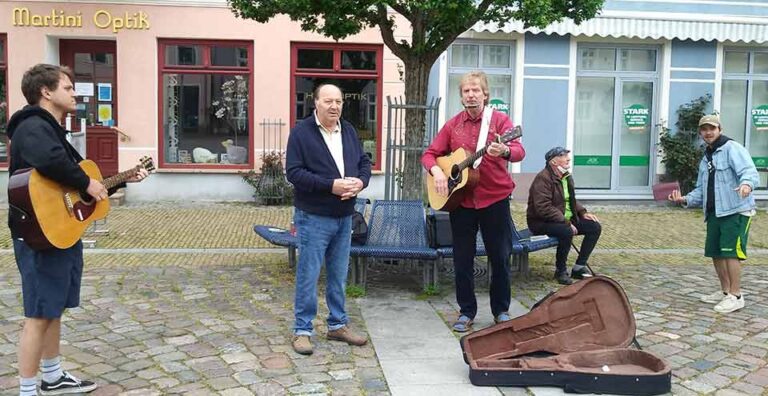 In Ueckermünde-Marktplatz mit Helmut(†) und Jesus-Revolution aus Oslo